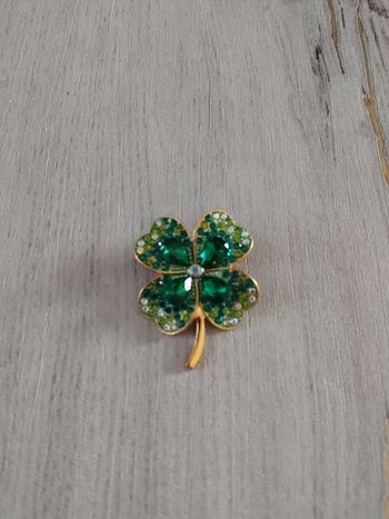 Broche neuve