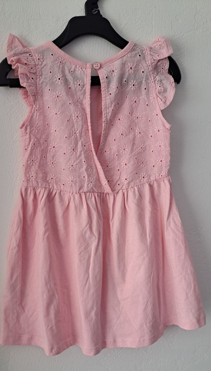 Belle robe brodée 2 ans comme neuve - photo numéro 4