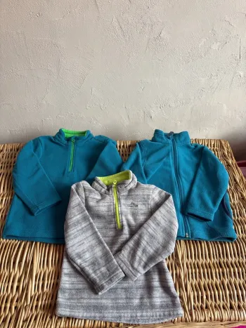 2pull et 1 gilet 2ans Quechua en très bon état
