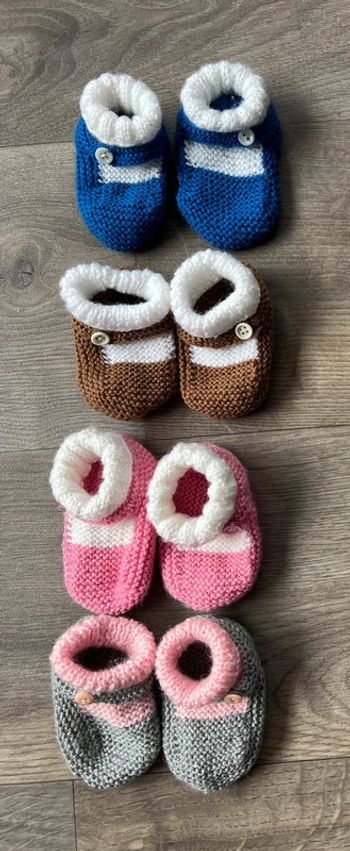 Lot de 4 chaussons bébés tricotés rose gris bleu marron