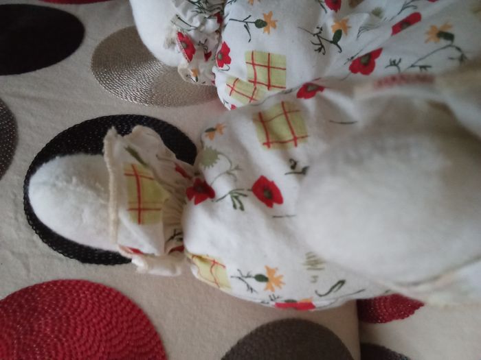 Doudou ours blanc Minouche vintage tissu blanc  imprimé de fleurs coquelicots rouges et des fleurs jaunes nez noir yeux dur noir - photo numéro 5