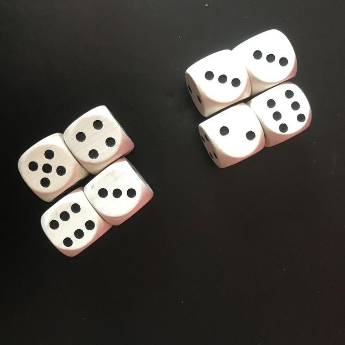 2 lots de 4 dés * prix 1e le lot * kiki60230