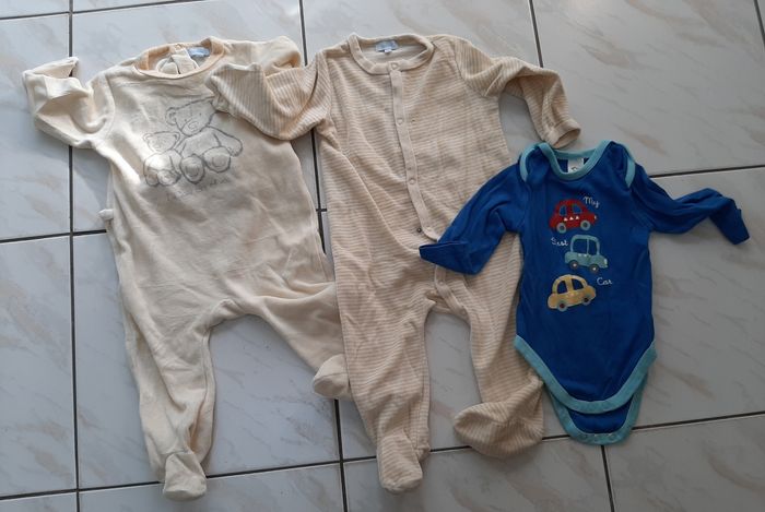 Lot 2 pyjama et 1 body 12 mois