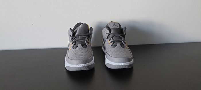 Jordan Max Aura 5 – Taille 38 – Couleur Gris Ciment – Neuves - photo numéro 2
