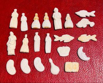 Lot 21 fèves en plastique blanc