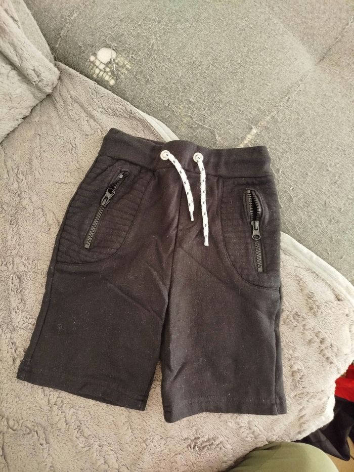 Short noir garçon. Taille  5 ans . Epop