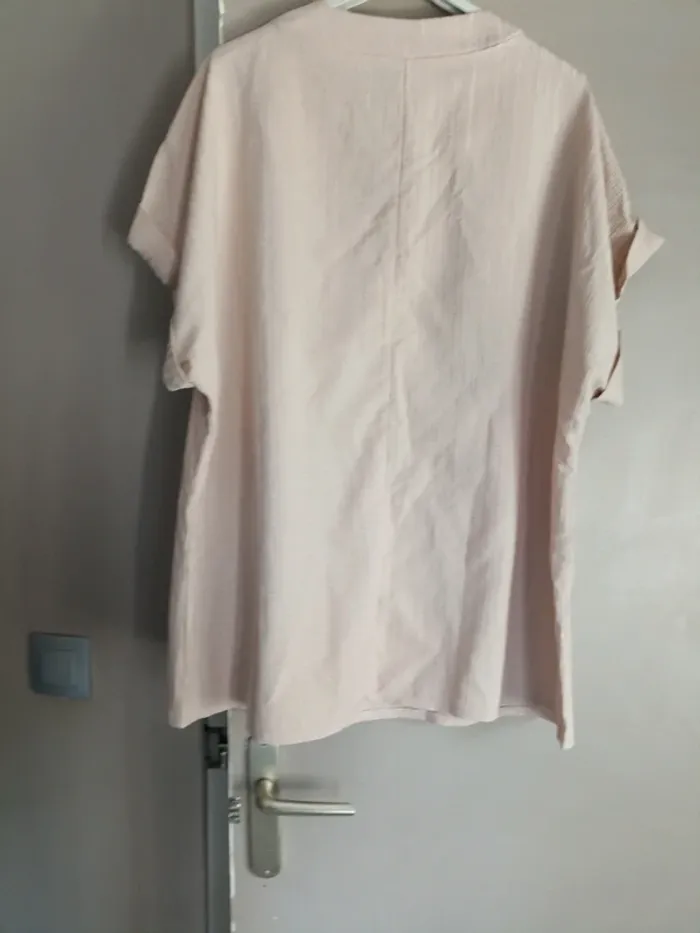 Joli haut neuf taille 44/46 - photo numéro 4