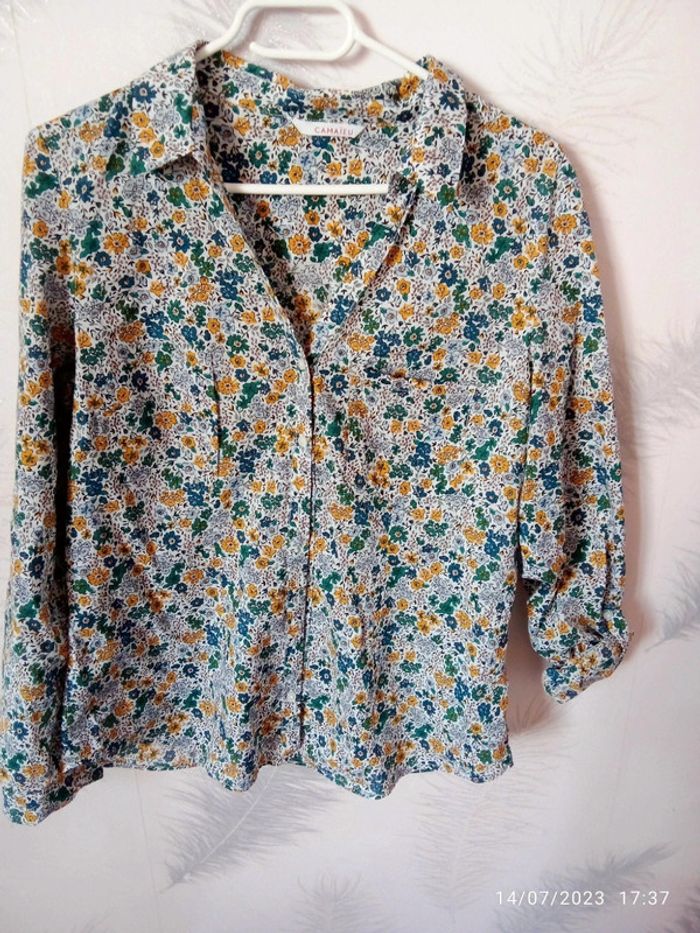 Chemise avec fleurs multicolores Camaïeu à des poches et avec les manches avec plusieurs hauteurs