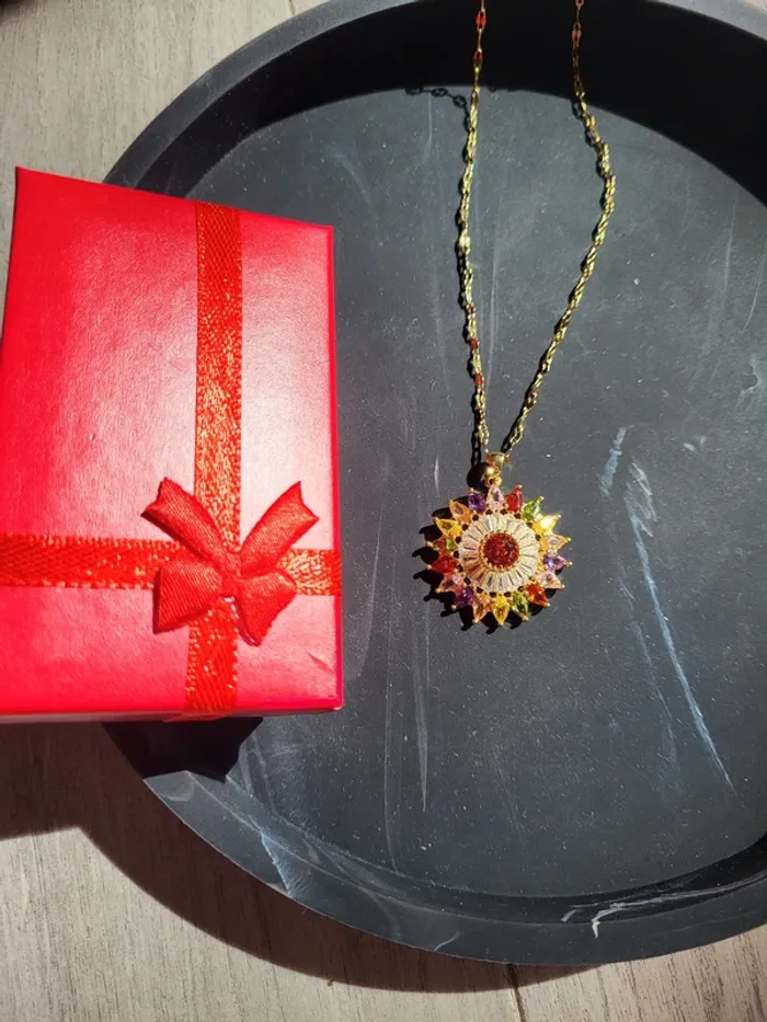 Collier en acier inoxydable doré forme de fleur pierres multicolores en zirconium 40-45 cm - photo numéro 4