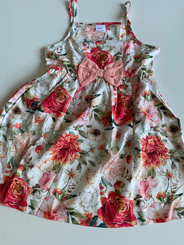 Ensemble robe fleurie avec gilet assorti - photo numéro 2