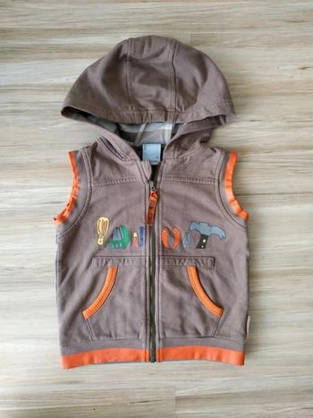 Gilet zippé sans manches pour petit garçon.