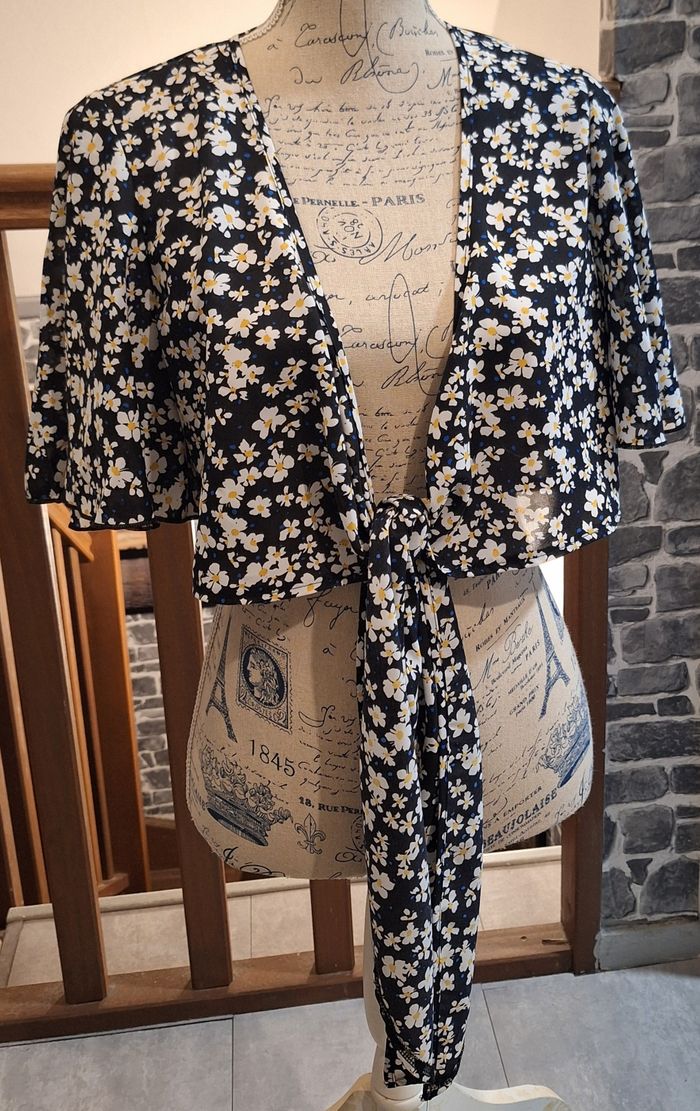 Boléro court avec pans à nouer noir à fleurs blanches