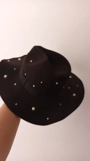 Chapeau noir avec perles blanches 🔄