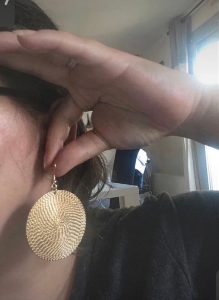Boucles d’oreilles pendantes NEUVES pour femme forme ronde couleur doré - photo numéro 3