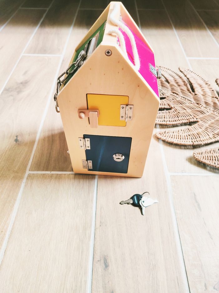 🔑Maison multi activités serrures verrous en bois marque Small foot - photo numéro 3