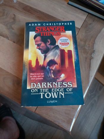 Stranger Things Darkness of the edge of town, de Adam Christopher