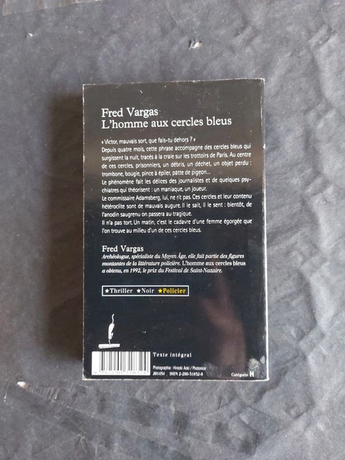 L'homme aux cercles bleus - photo numéro 2