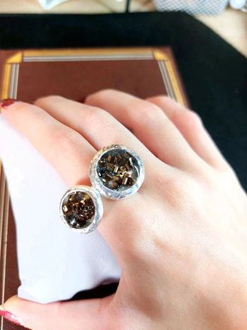 Magnifique bague couleur argenté avec perles dans de la résine taille 53