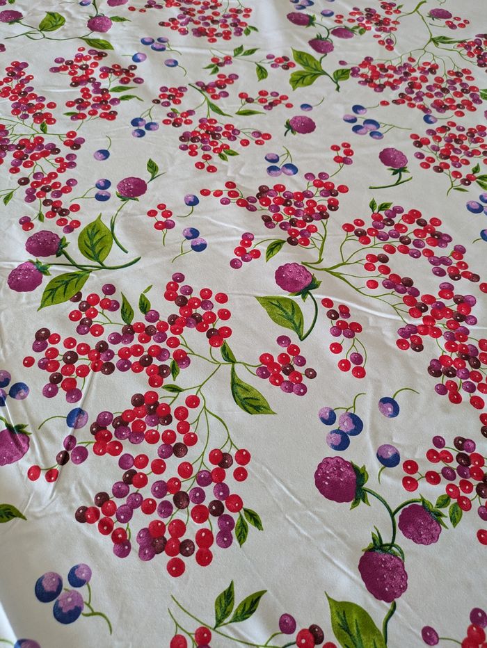 Tissu coton neuf fruits rouges