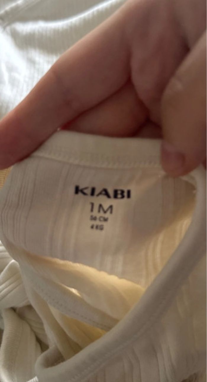 Lot 2 bodies kiabi 1 mois beigne crème 56 cm - photo numéro 3