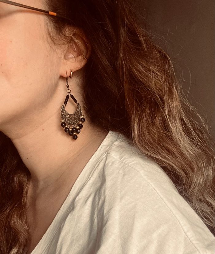 Boucles d’oreilles pendantes noires et dorées très bon état