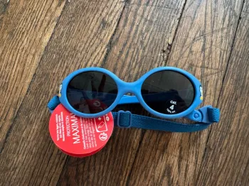 lunettes Isotoner 6-18 mois neuves