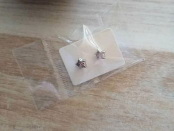 Boucle d'oreille neuf