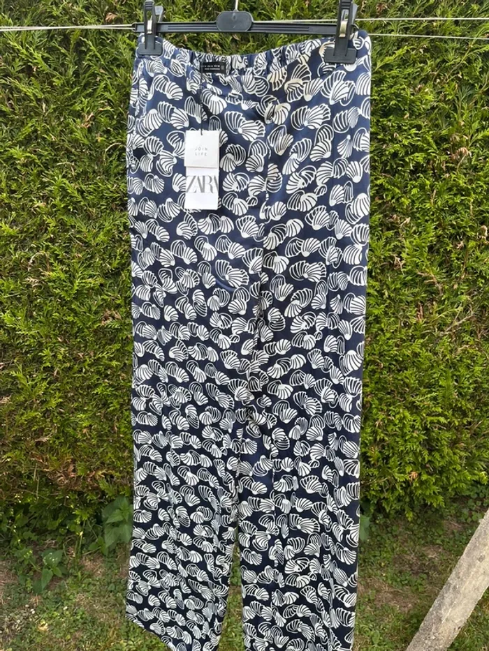 pantalon bleu satin motifs coquillages blanc zara