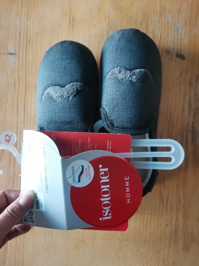 Pantoufles Isotoner homme 42 neuves - photo numéro 3
