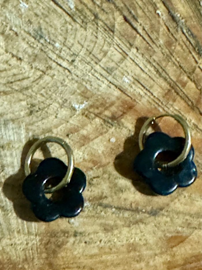 Petites créoles acier inoxydable or fleur résine noire - photo numéro 5