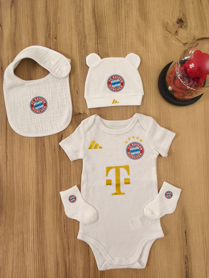 Ensemble bébé style Bayern Munich Body Bonnet Bavoir Chaussettes