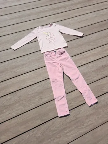 Lot pantalon velours côtelé + haut licorne 8 ans Kiabi