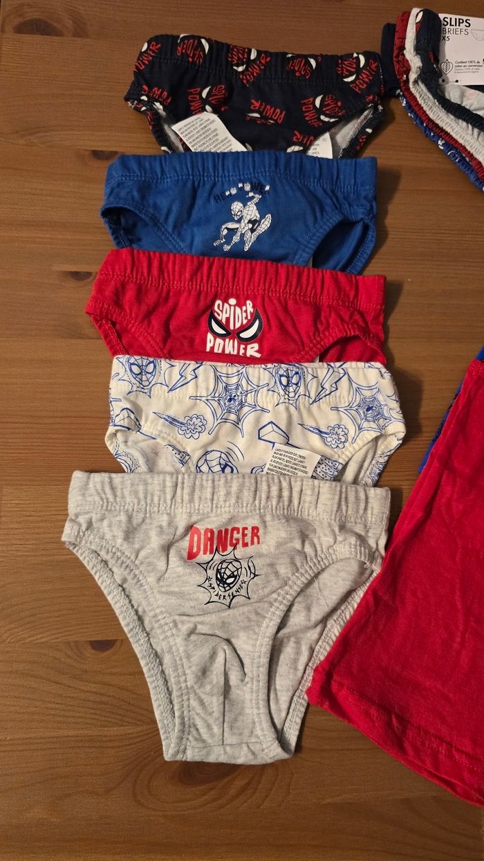 Neufs non portés  Lot maillots de corps 4ans🤩🥰 (taille pour 3ans) et slips marvel  3ans garçon 🤩🥰 - photo numéro 2