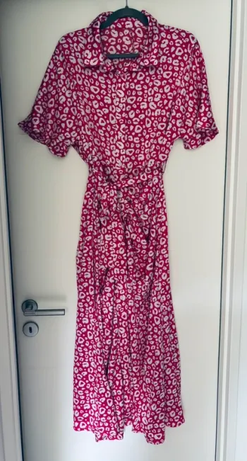 Magnifique robe chemise satinée longue léopard fuschia neuve
