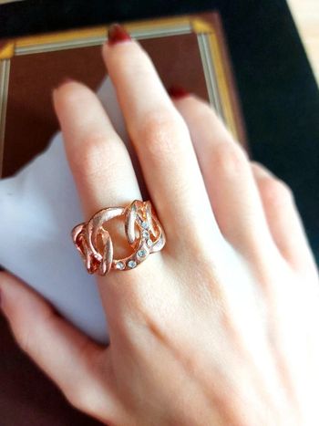 Magnifique bague moderne fantaisie couleur or rose avec pierres blanches