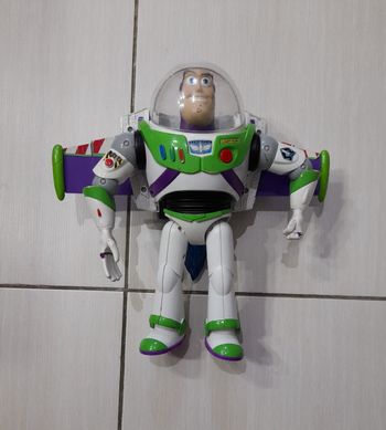 Figurine buzz l'éclair
Beaucoup manipulée mais pourra encore faire le bonheur d'un petit loup
Électronique 