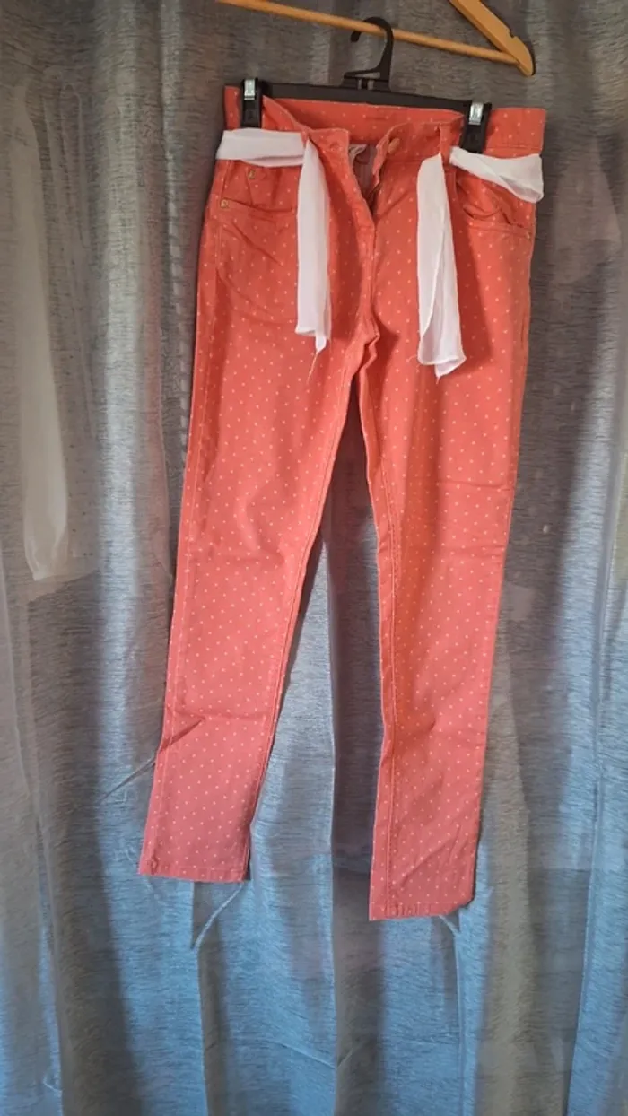 Pantalon corail à pois blanc