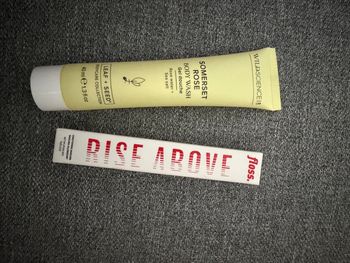 Mascara allongeant noir rise above floss  gel douche neuf avec étiquette