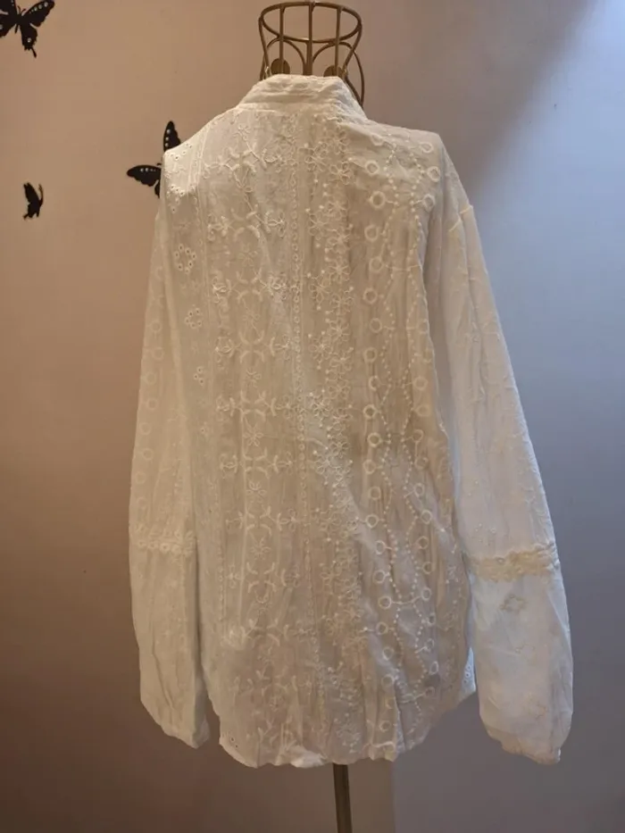 Chemise blanche brodée & dentelle - photo numéro 4