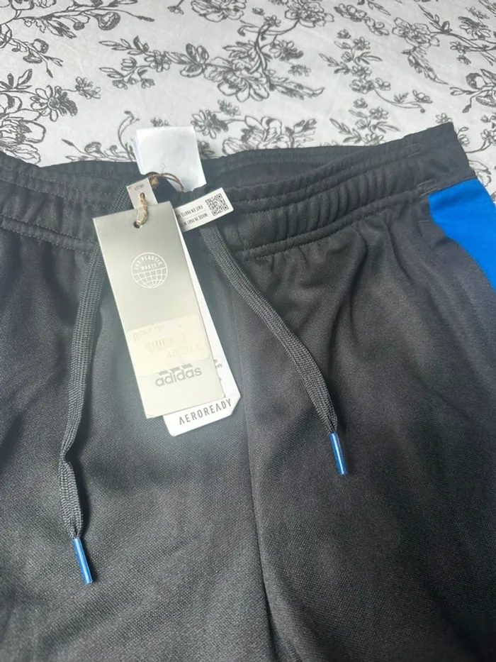 Survêtement adidas neuf XS - photo numéro 3