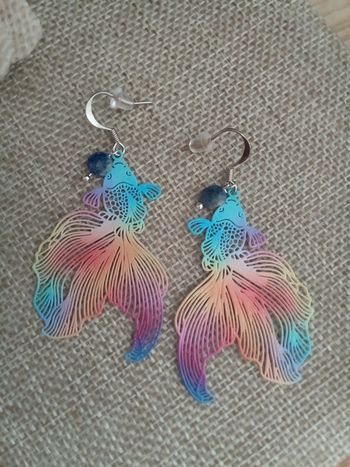 Boucles d'oreilles poissons filigranés et pierres de lapis lazuli