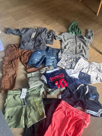 Lot 12 vêtements garçons 4 ans