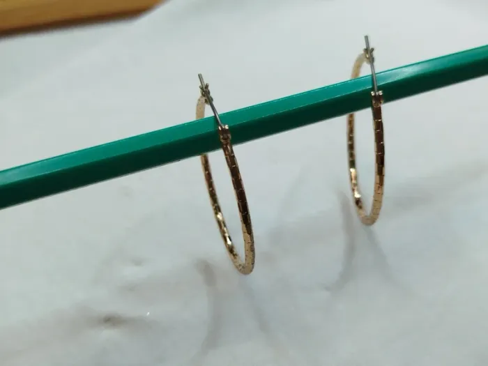 Créoles couleur or, effet mailles serrées Boucle d'oreilles fermoir - photo numéro 5