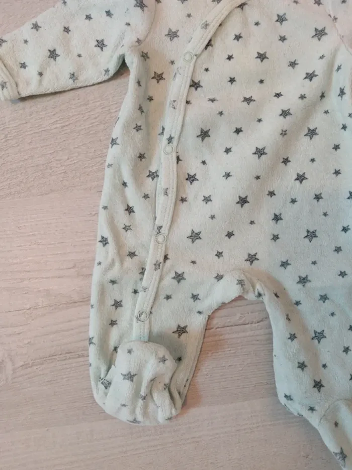 Pyjamas 1 mois bon etat - photo numéro 2