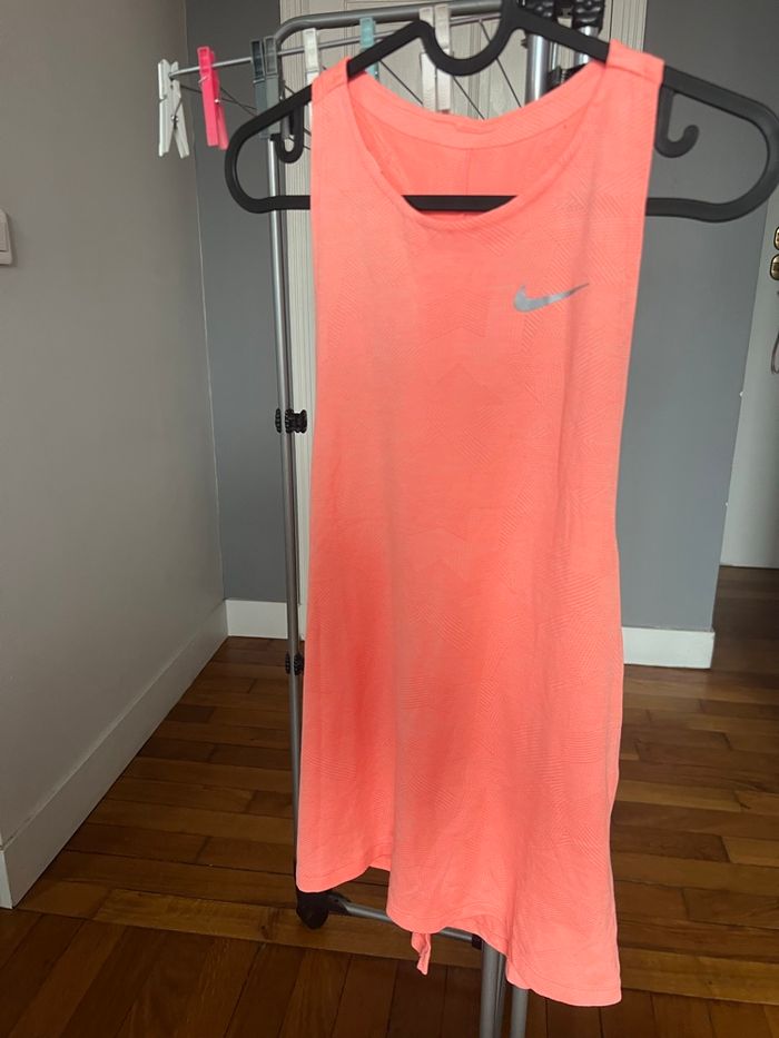 Haut de sport Nike taille XS couleur corail - photo numéro 2