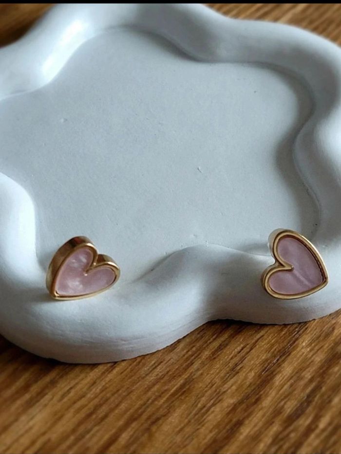 Boucles d’oreilles cœur rose et doré – clous fins féminins – bijou fantaisie romantique élégant - photo numéro 8