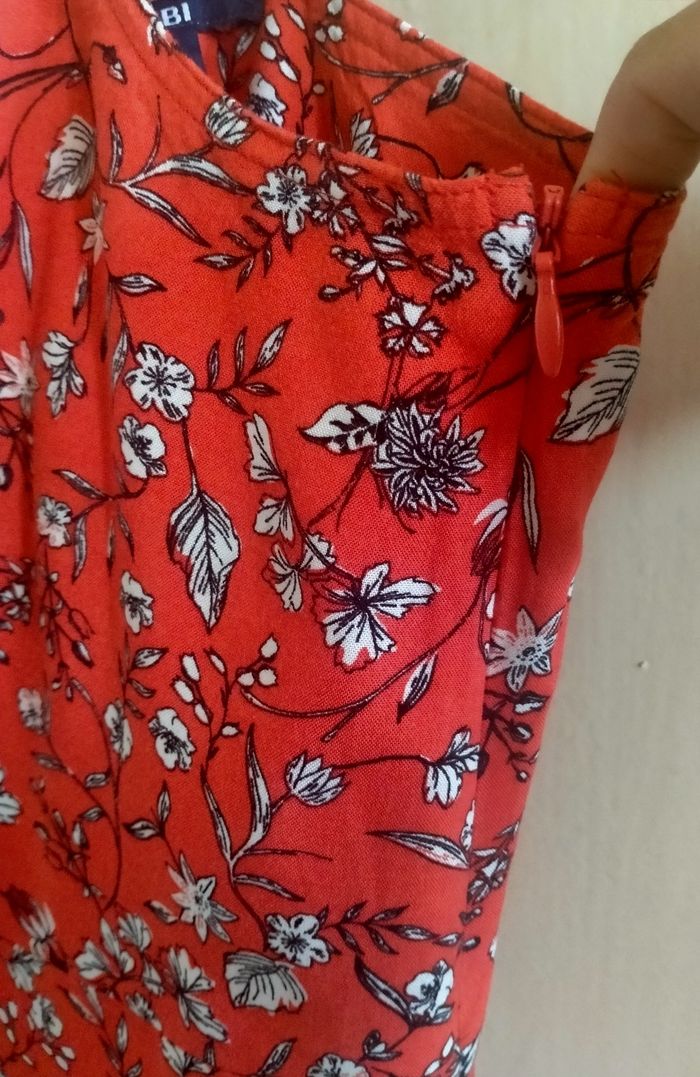 Robe courte rouge fleuri femme/taille 42/ tres bon état. - photo numéro 4