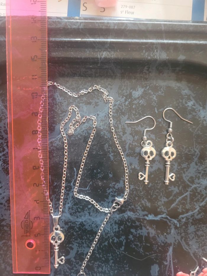 Chaine en acier inoxydable, pendentif et boucles d oreilles assorties.