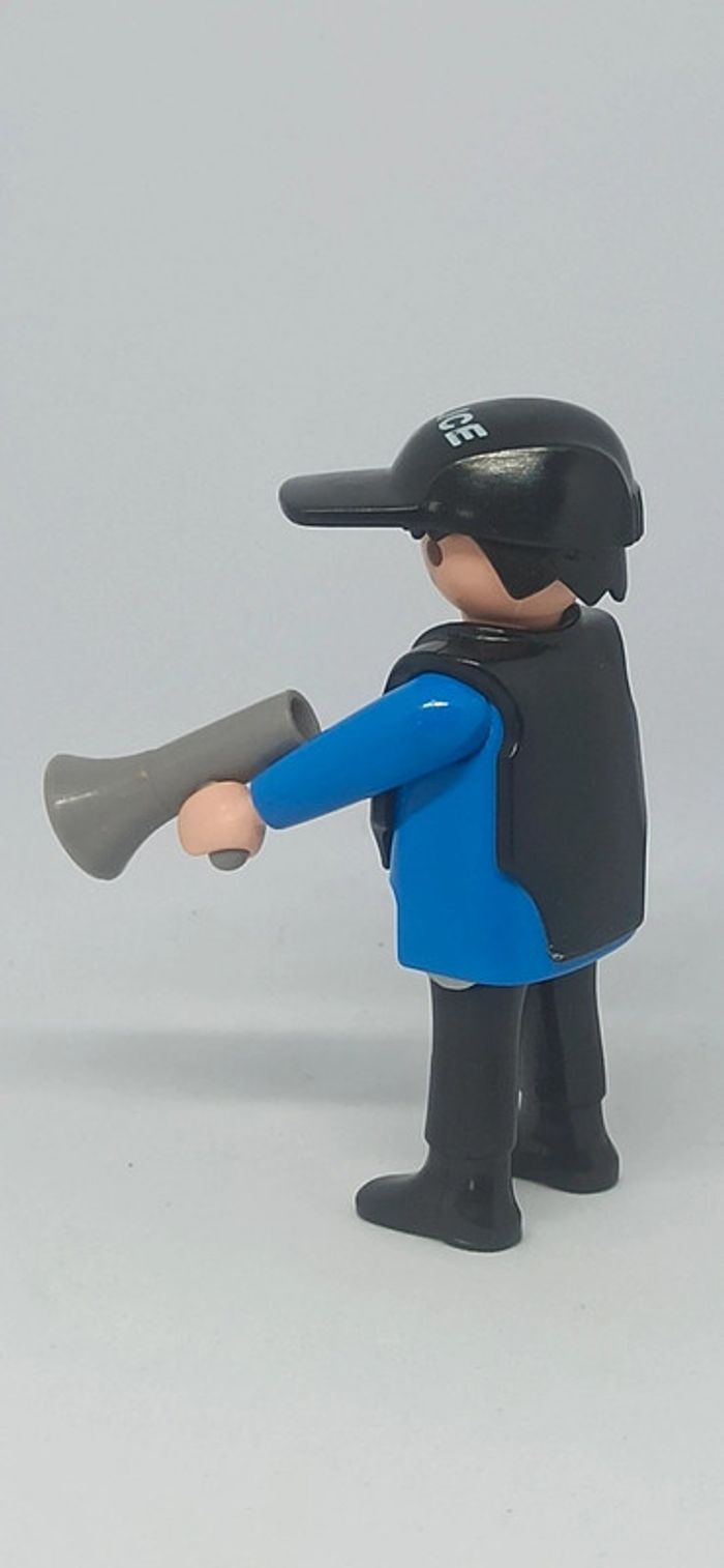 Homme policier avec mégaphone et arme playmobil - photo numéro 2