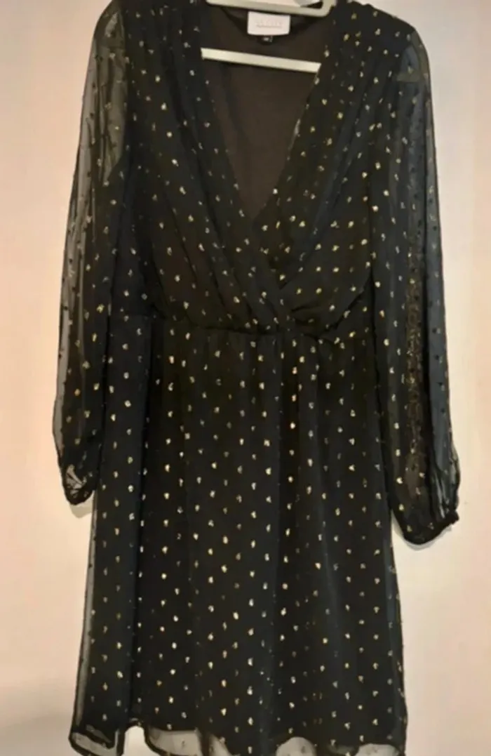 Robe noire élégante à détails dorés La City taille 38
